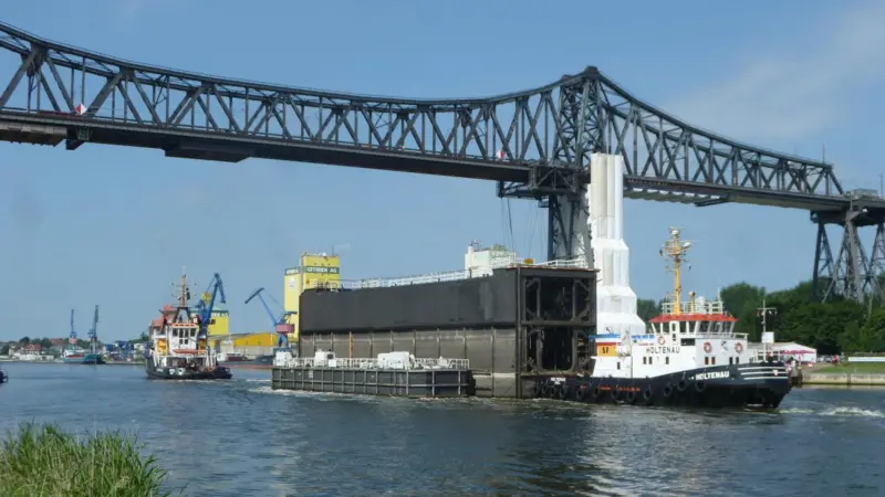 The 46.8m long, 8.85m wide and 20.6m high gate was floated down the canal from Kiel with the aid of tugs and pontoons