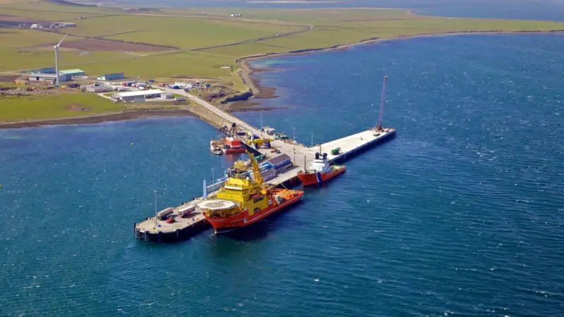 The 160m extension to the existing 225m pier was built to provide a major support and logistics base for marine renewable energy industry