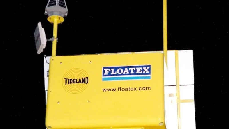 The Tideland SolaNOVA-65 lantern, which warns off craft in the region of dolphins' habitat, is a self-powered unit incorporating solar panels and an integral battery