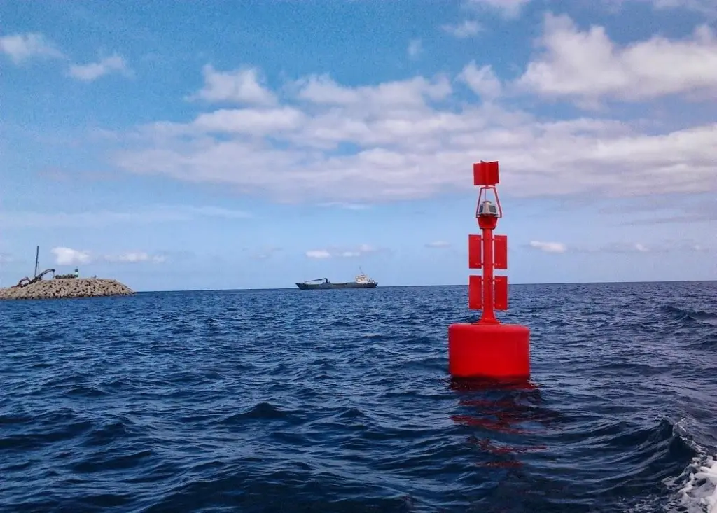 Almarin has supplied two Balizamar C1600T buoys with lanterns to mark the entrance to the port  on Santiago Island