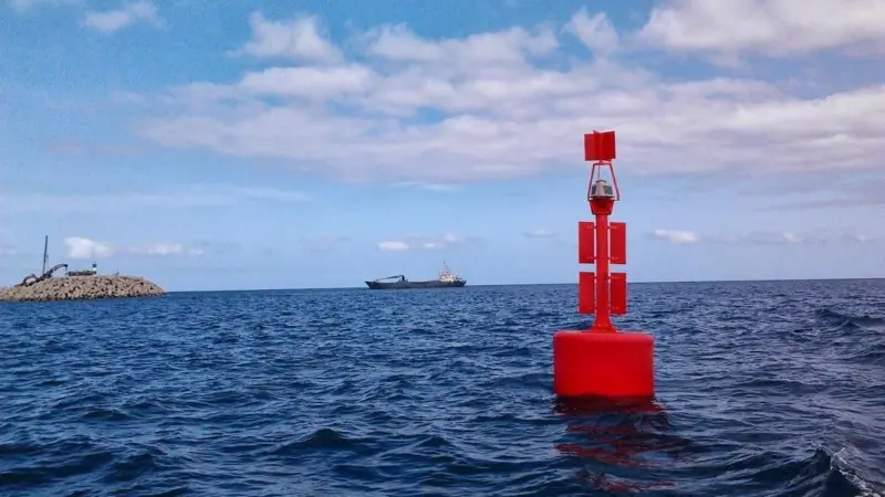 Almarin has supplied two Balizamar C1600T buoys with lanterns to mark the entrance to the port  on Santiago Island