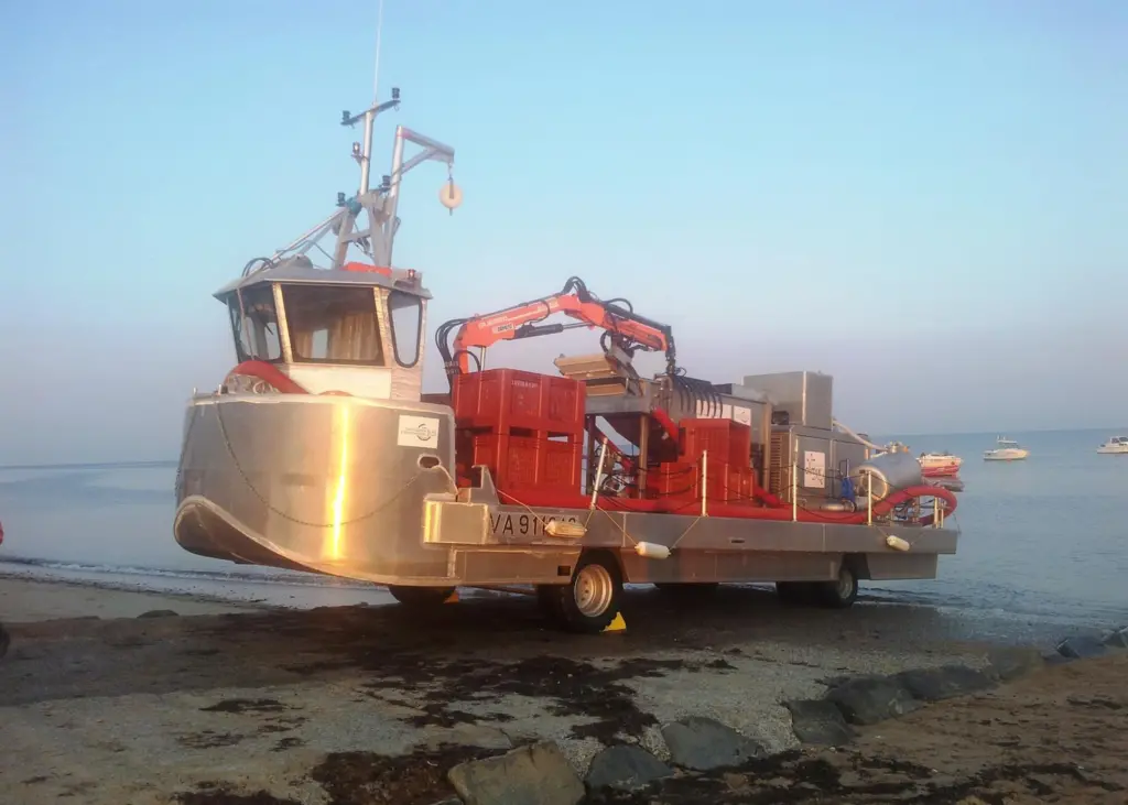 Developed as an amphibious vehicle for beach harvesting, the vessel is also equipped with a hydraulic propulsion unit