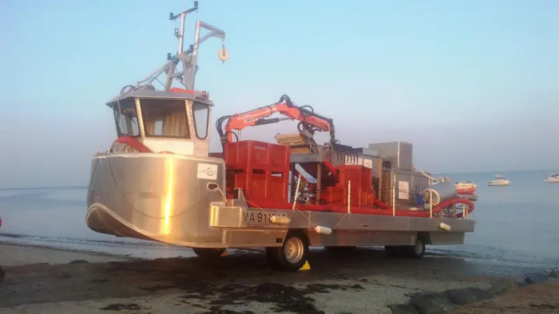Developed as an amphibious vehicle for beach harvesting, the vessel is also equipped with a hydraulic propulsion unit