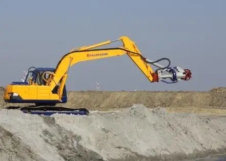 The BDC dredging head transformed the excavator into a mini cutter suction dredger