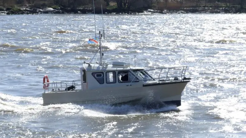 The shape of the hull has been optimized to minimize pitching when probing in rough waters, generating more accurate readings