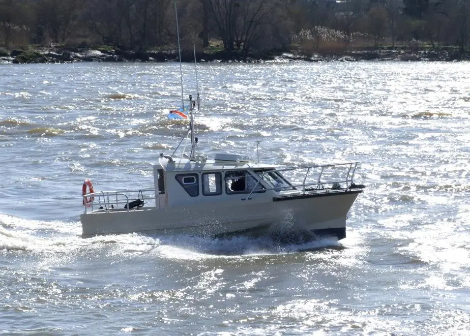 The shape of the hull has been optimized to minimize pitching when probing in rough waters, generating more accurate readings