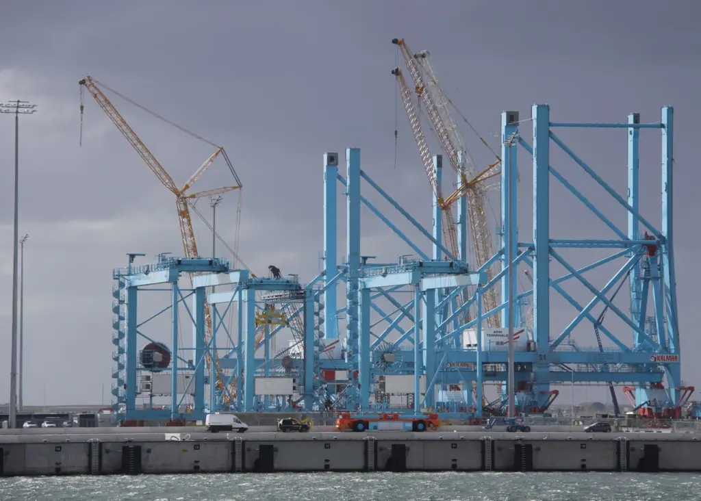 Feeder and gantry cranes being assembled at APMT’s Maasvlakte 2 terminal. Photo: Peter Barker