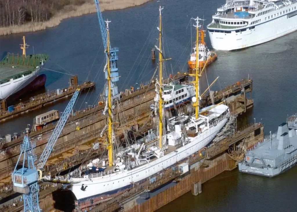 Gorch Fock is towed around again