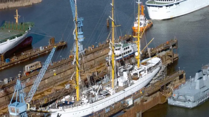 Gorch Fock is towed around again