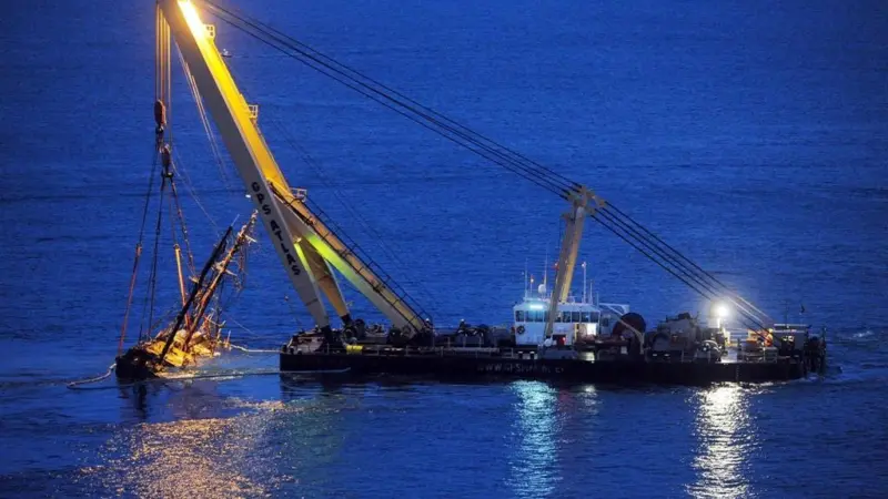 Atlantic hired a sheerlegs from GPS Marine to carry out the lift