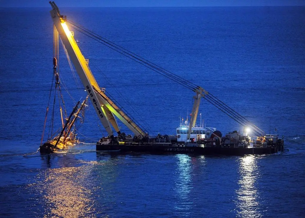 Atlantic hired a sheerlegs from GPS Marine to carry out the lift