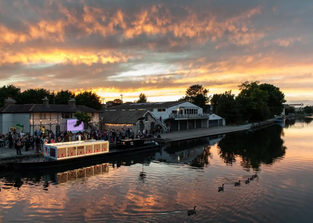 The Floating Cinema Luton to London Film Premiere, Springfield Hackney. Photo: Hydar Dewachi courtesy UP Projects