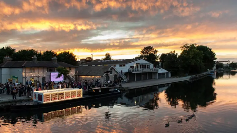 The Floating Cinema Luton to London Film Premiere, Springfield Hackney. Photo: Hydar Dewachi courtesy UP Projects