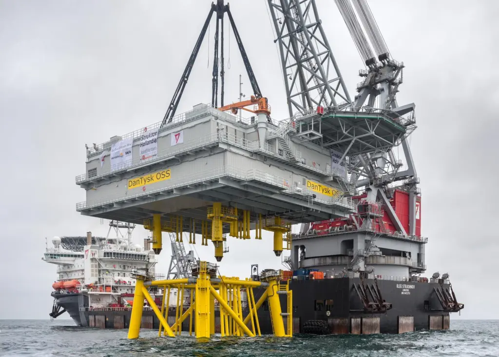 Installation of the Dan Tysk substation installation (Paul Langrock - Dan Tysk)