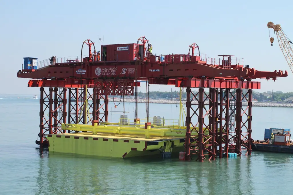 One of the gates is lowered into the seabed housing structure (Salve)