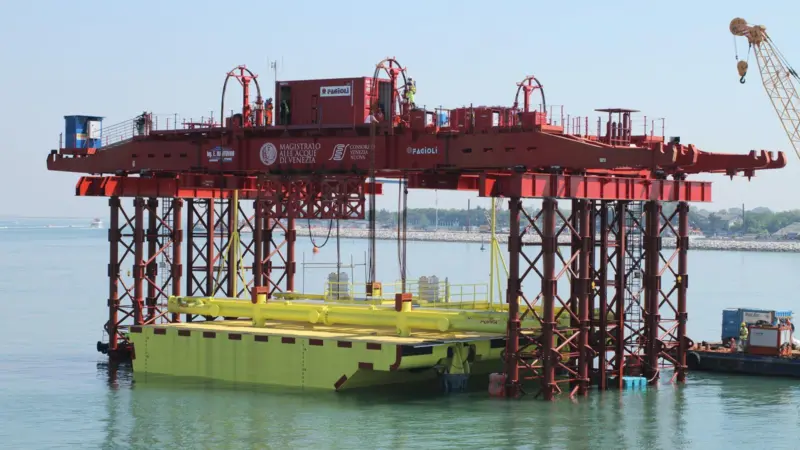 One of the gates is lowered into the seabed housing structure (Salve)