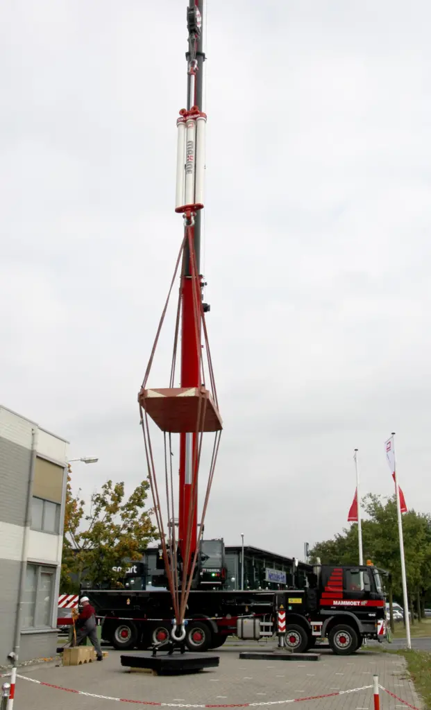 The system is positioned between the crane hook and the load to keep the rope taut at all times