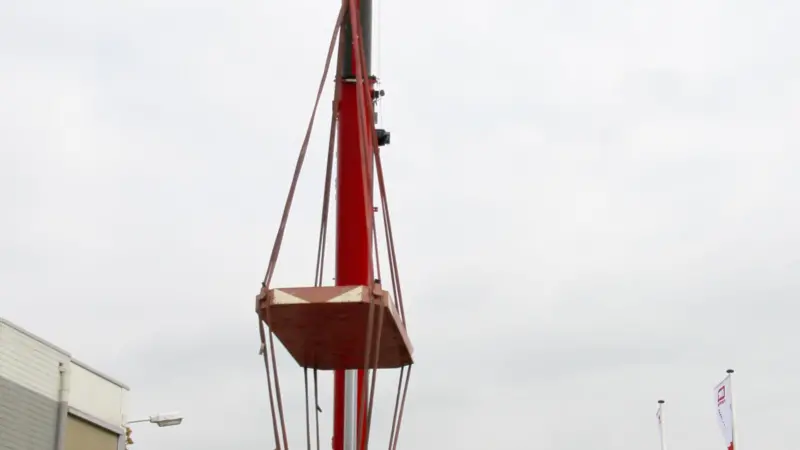 The system is positioned between the crane hook and the load to keep the rope taut at all times