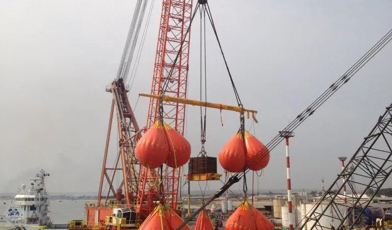 Unique Seaflex manufactures air-filled bags for salvage and installation operations and water-filled bags for testing or ballasting purposes