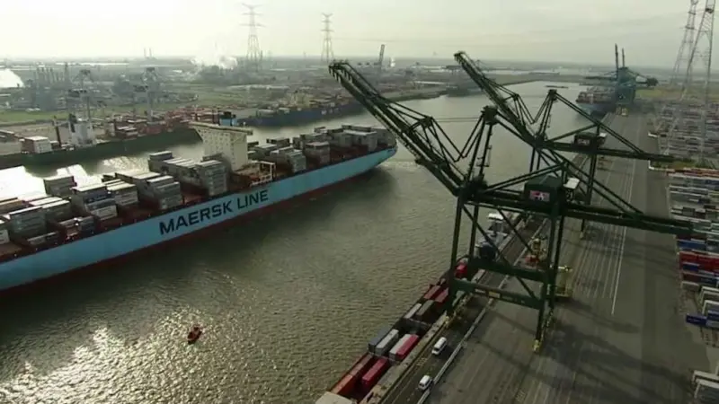 Fewer ships called at Antwerp last year but there were more large ships
