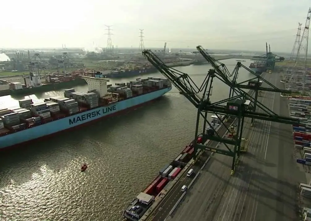 Fewer ships called at Antwerp last year but there were more large ships