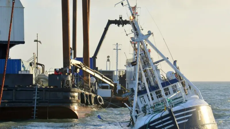 The floating crane Sanne A prepares to lift the grounded trawler. Photo: Kent Bandholm Hansen