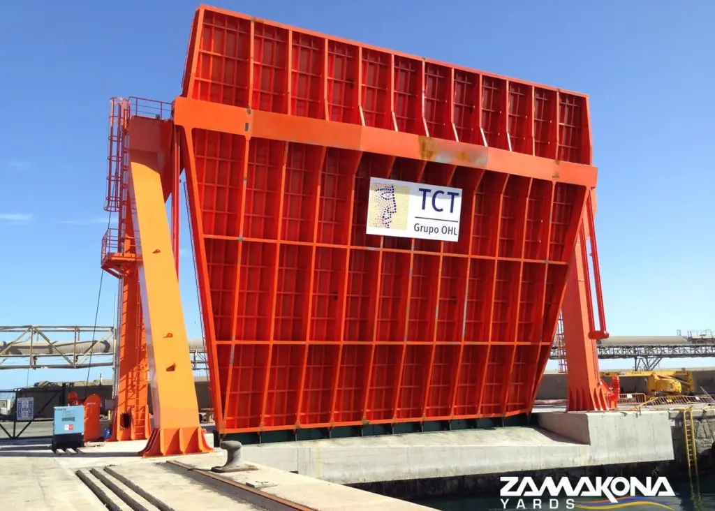 The ramp will only be employed when Ro-Ro vessels arrive, permitting the use of the dock for conventional vessels at other times