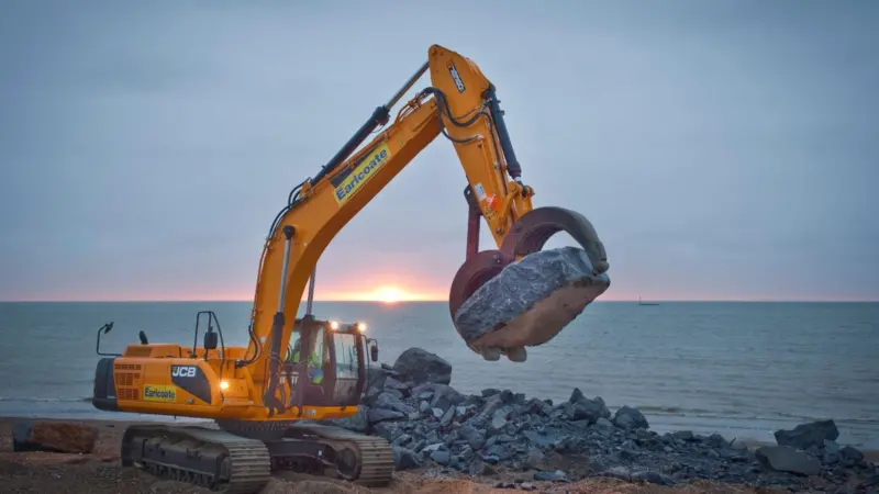 A total of 6,600 tonnes of rock armour, in 3 to 6 tonne units, is being carefully placed on a filter barrier