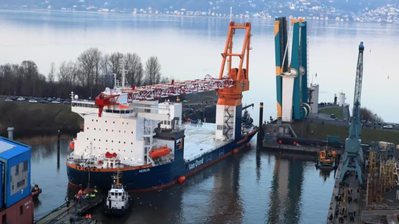 Aeolus, the first jack-up vessel built in Germany for offshore wind farms, glides onto the Elbe