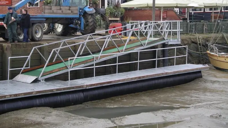 The work consists of two pontoons, an access bridge and a bank seat