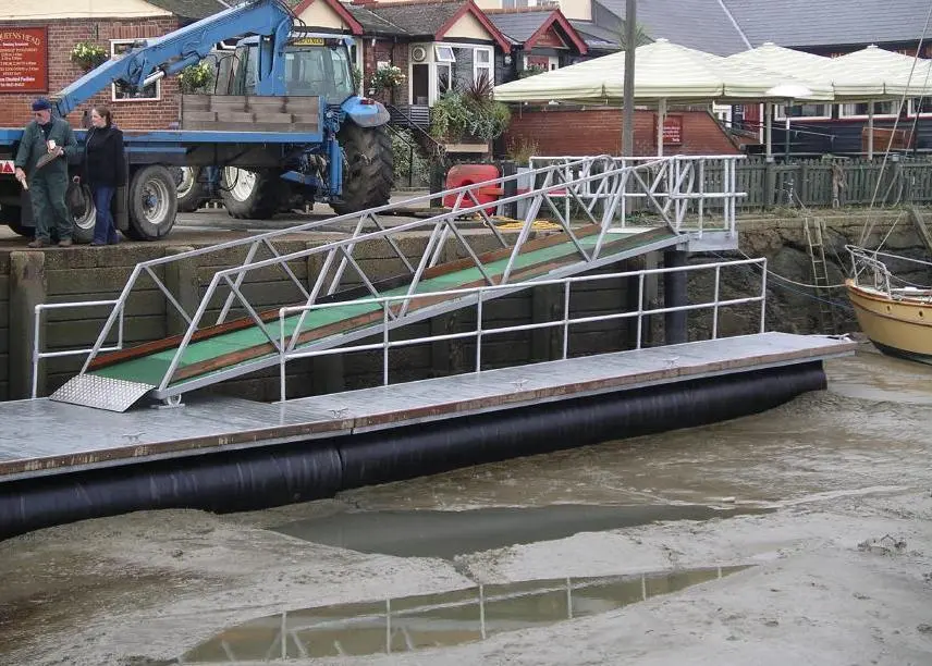 The work consists of two pontoons, an access bridge and a bank seat