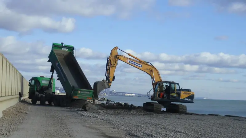 Transfer of shingle is essential for maintaining a healthy beach and natural flood defence (Shoreham Port)