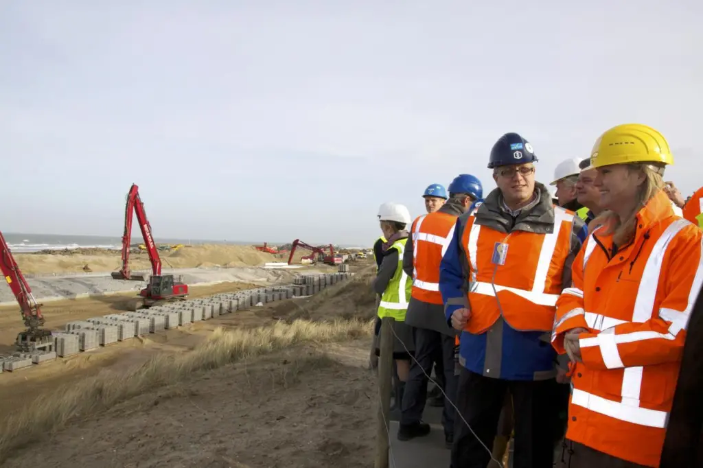 The Dutch Minster of Infrastructure and the Environment visits the Katwijk sea defence works (Cor Schaap Media bv)