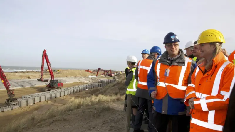 The Dutch Minster of Infrastructure and the Environment visits the Katwijk sea defence works (Cor Schaap Media bv)