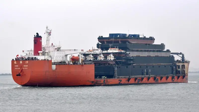 Heavy lift ship 'Zhen Hua 29' arrived in Rotterdam with a complete cargo of tugs and barges for delivery to Damen clients in Europe or to be held ‘on-stock’. Photo: R&F van der Hoek