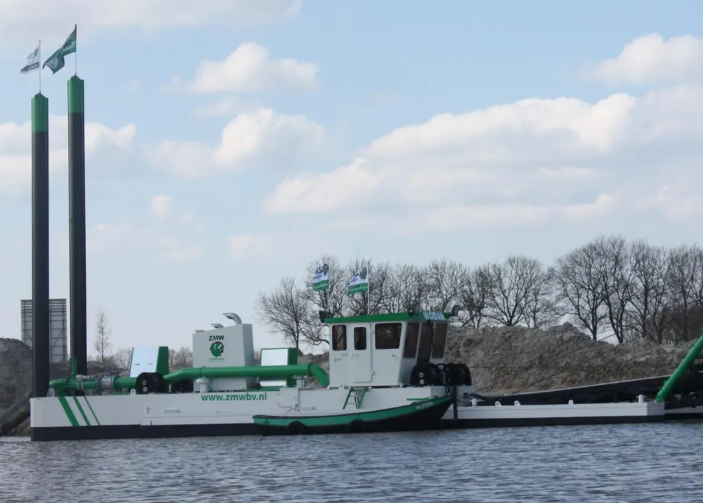 Holland Dredge Design has developed a programme of suction and air-lift dredgers along with booster stations and soil pressure systems designed for modular construction