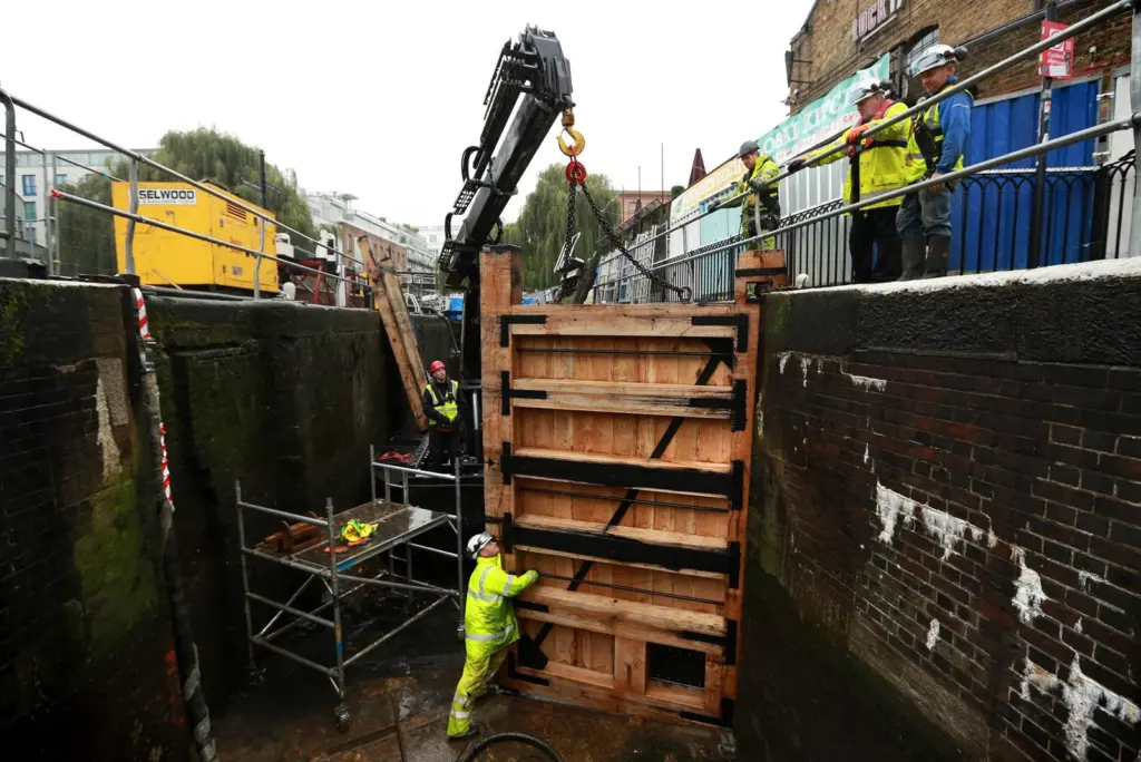 New lock gates being fitted at Camden (Canal & River Trust)