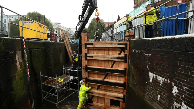 New lock gates being fitted at Camden (Canal & River Trust)
