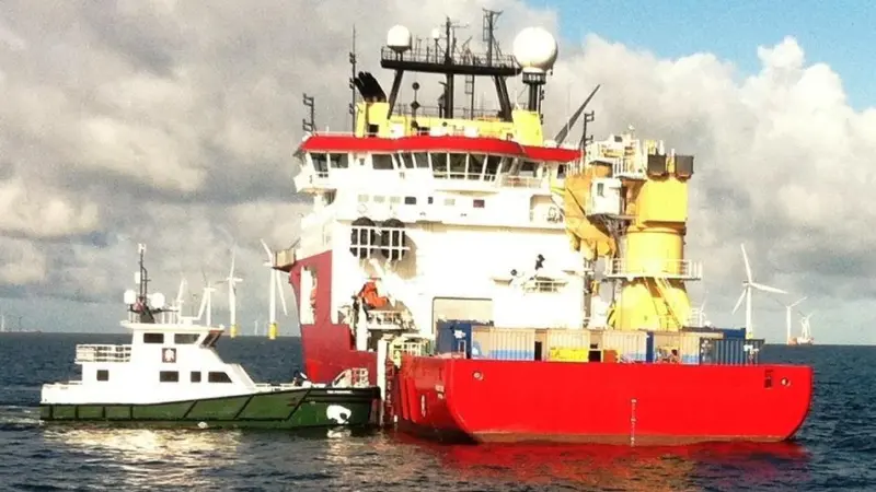 The ‘Rix Panther’ pushing up to Reef Subsea’s vessel the ‘Polar King’ at the Gwynt y Môr windfarm