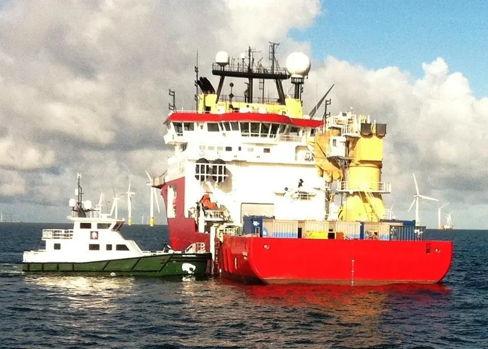 The ‘Rix Panther’ pushing up to Reef Subsea’s vessel the ‘Polar King’ at the Gwynt y Môr windfarm