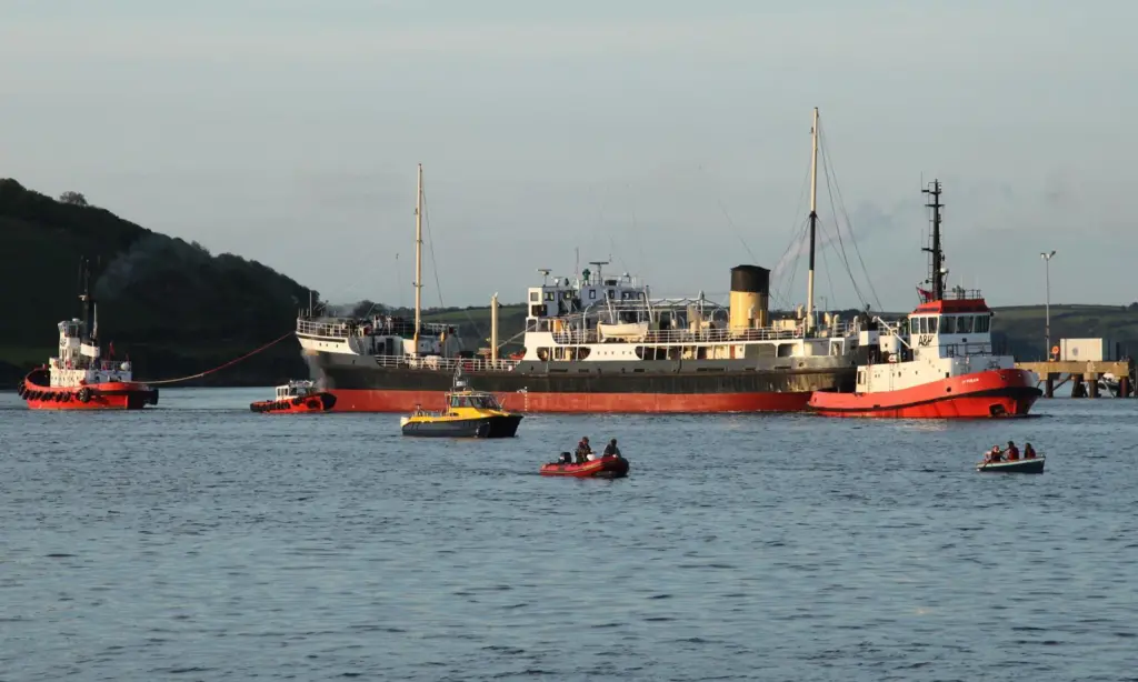 A&P tugs assist SS Shieldhall shifting berths