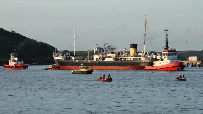 A&P tugs assist SS Shieldhall shifting berths