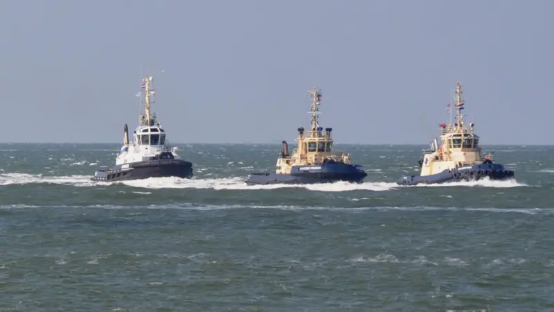 A convoy of Svitzer tugs arrive to take up station in Rotterdam. (photo courtesy R&F vd Hoek)