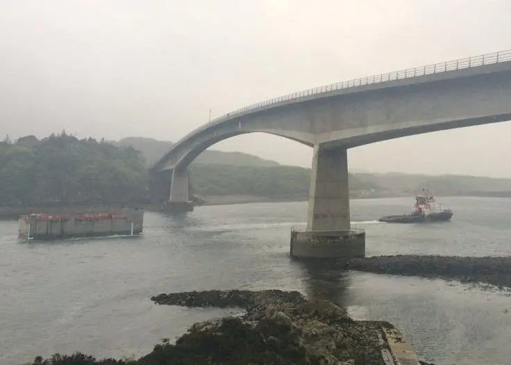 Holyhead Towing's 'Afon Llifon' tows the new Ullapool caisson under the Skye bridge