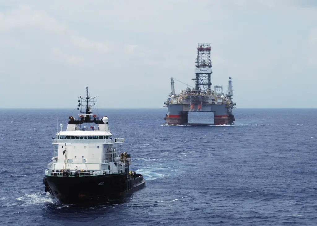 Orcus towing the Development Driller II from the Gulf of Mexico to Palermo (Harms Bergung)