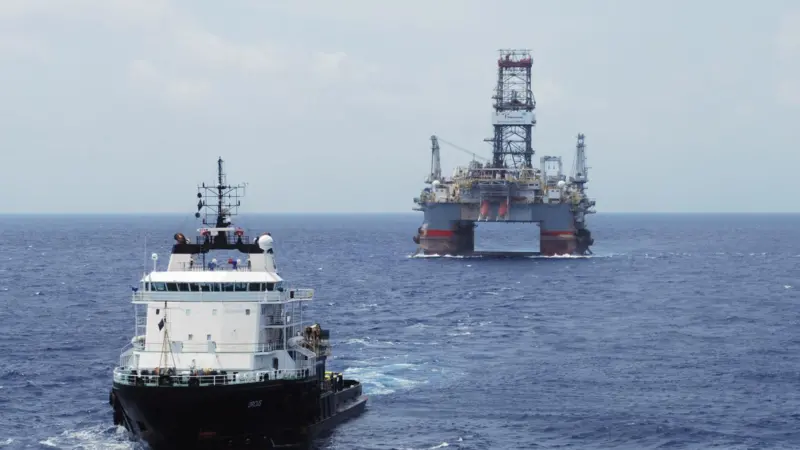Orcus towing the Development Driller II from the Gulf of Mexico to Palermo (Harms Bergung)