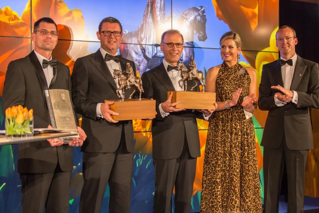 Ard-Jan Kooren (second left) receiving the award from Her Royal Highness Queen Maxima (KOTUG-Maarten Huisman)