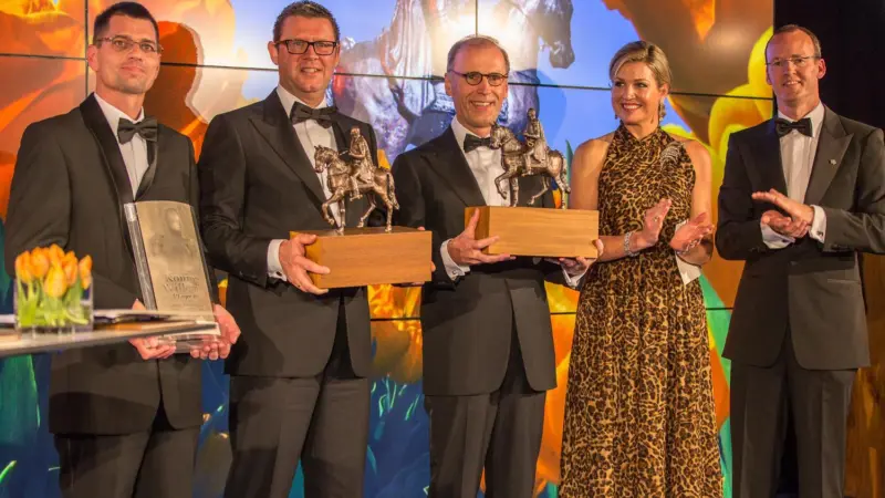 Ard-Jan Kooren (second left) receiving the award from Her Royal Highness Queen Maxima (KOTUG-Maarten Huisman)