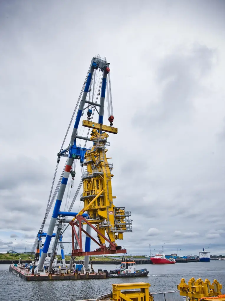 The 700 tonne tower was constructed for a joint venture between Sapura Kencana and Seadrill