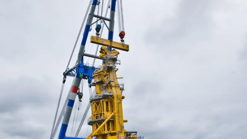 The 700 tonne tower was constructed for a joint venture between Sapura Kencana and Seadrill